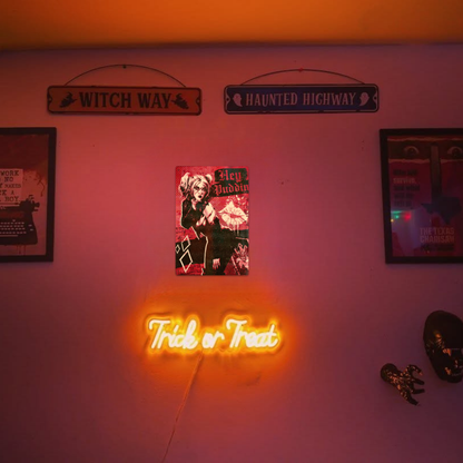 Harley Quinn 'Hey Puddin' Tin Sign – Red & Black Punk Art